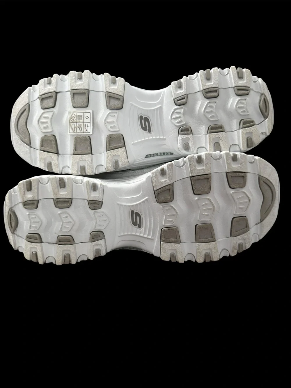 Skechers D’Lites Women’s Air Cooled Memory Foam, Size 10.